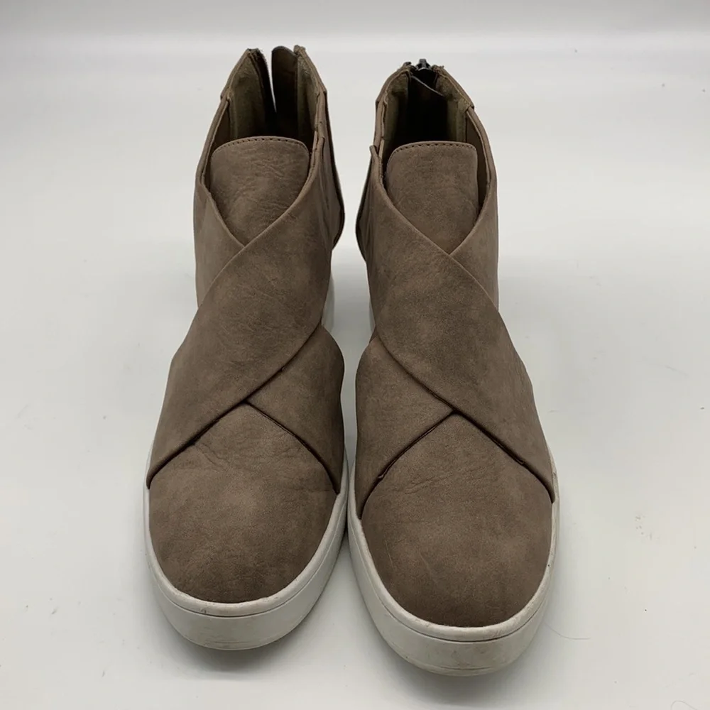 Journee Platform Shoes with Side Cut Outs size 9.5